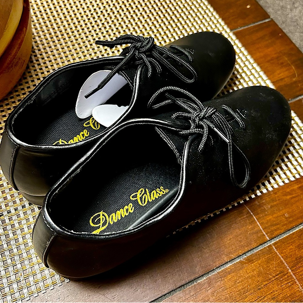 Women’s size 7 1/2 new tap shoes